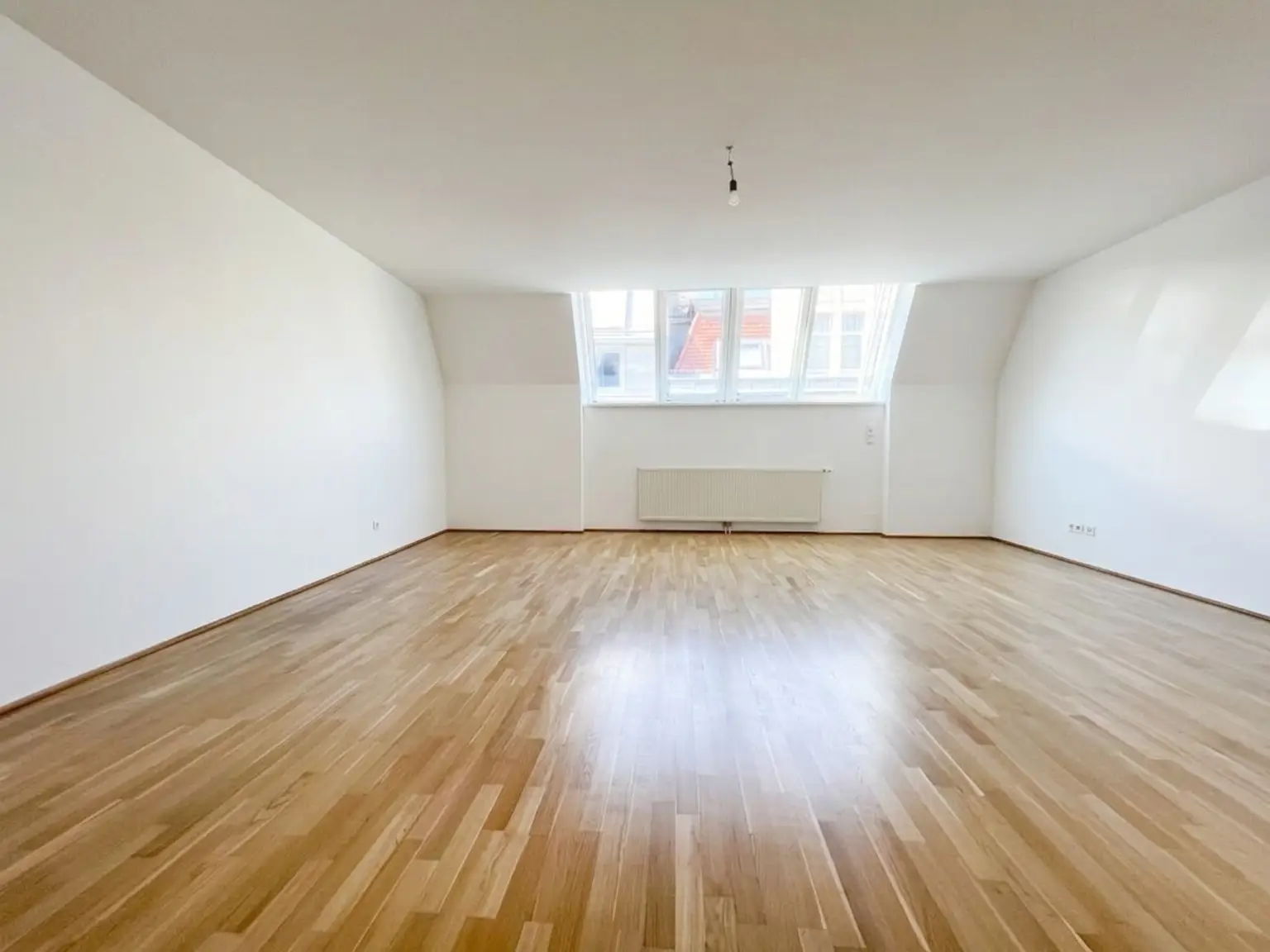 UNBEFRISTET: Top-Lage beim Stephansplatz: Moderne, klimatisierte Dachgeschoßwohnung im stilvollen Haus / Prime location near Stephansplatz: a modern, air-conditioned penthouse flat in a stylish building