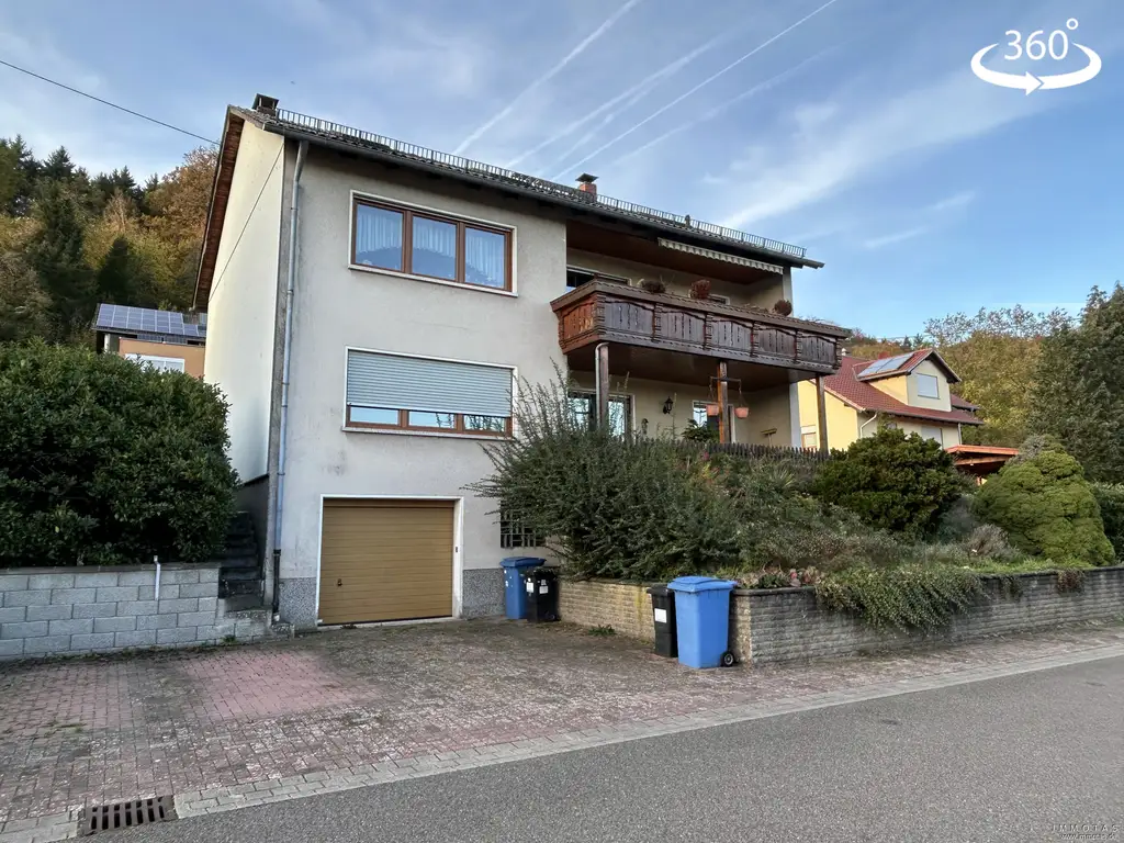 Zwei- bis Dreifamilienhaus mit Garten und Garage
