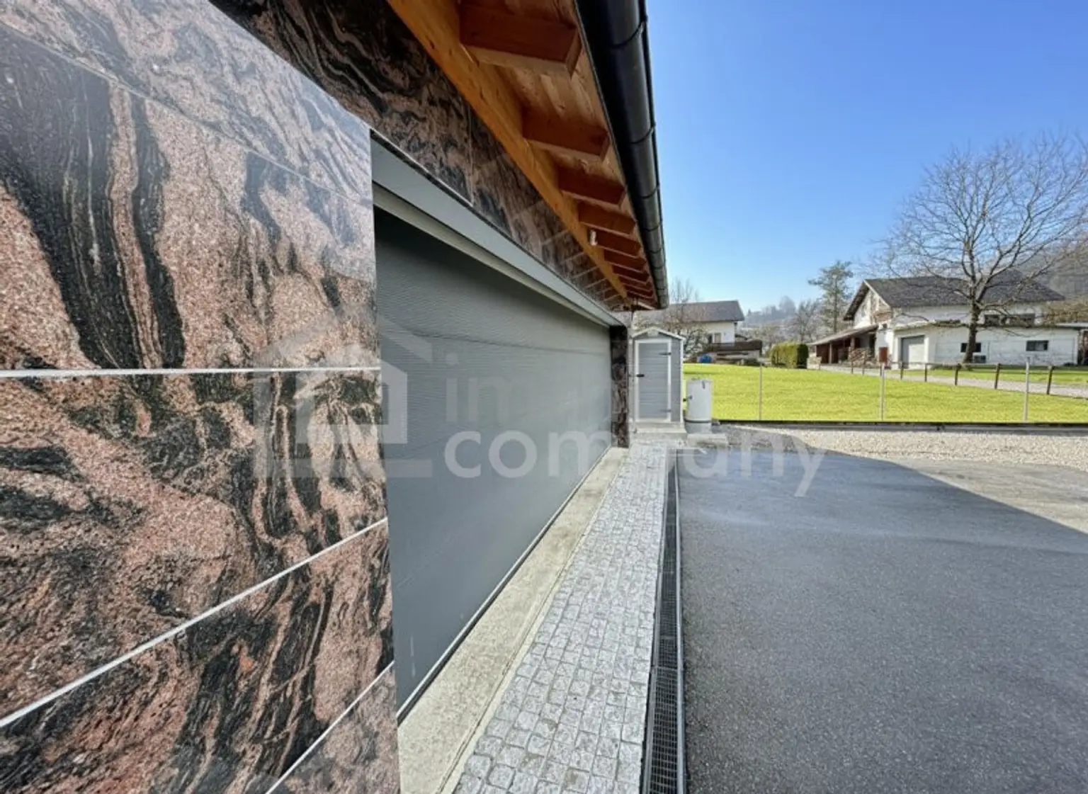 Unschlagbares Top-Angebot ! Luxuriöser Bungalow mit hochwertiger Ausstattung, in zentrumsnaher, sonniger Ruhelage in Hohenems, sehr geräumige Dreier-Garage mit Fernbedienung, großzügige Grundstücksfläche, ausgezeichnete…