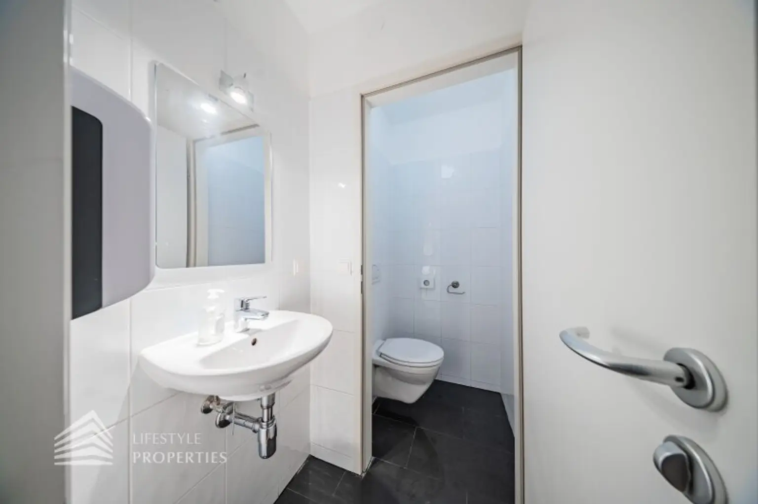Geräumiges 5-Zimmer Altbau Büro in Toplage