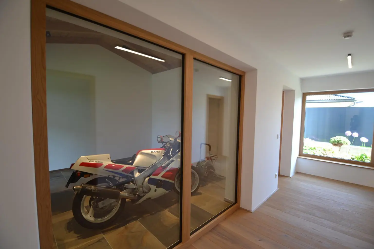 Stellplatz Motorrad mit Blick vom Wohnbereich EG