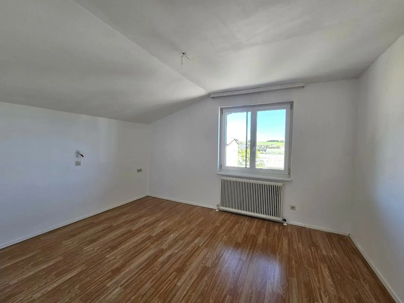 Helle 3-Zimmer-Mietwohnung in zentraler Lage von Pinsdorf mit Balkon & Gebirgsblick