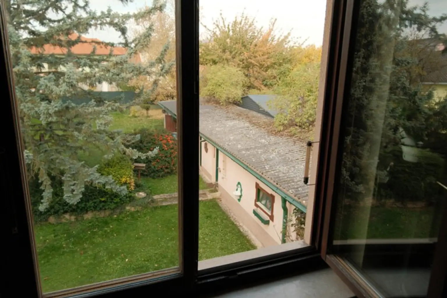 Zistersdorf: A5 - Nähe: großzügiges Wohnhaus ( 2 Wohneinheiten ) mit traumhaften Garten, Garage und Werkstatt