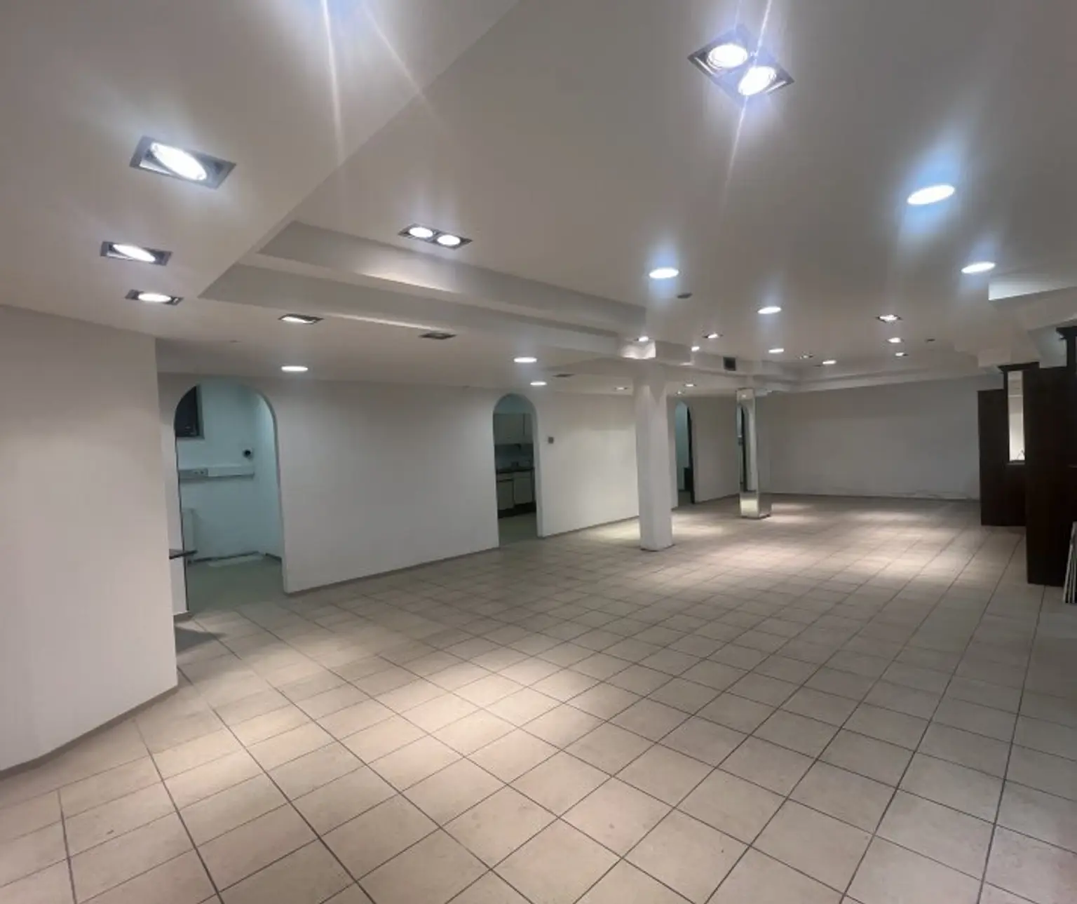 JENBACH - Perfekte Gelegenheit für Ihren Business-Traum: Großzügig eingeteilte Handels bzw. Büro/Praxisfläche im Ortskern von Jenbach