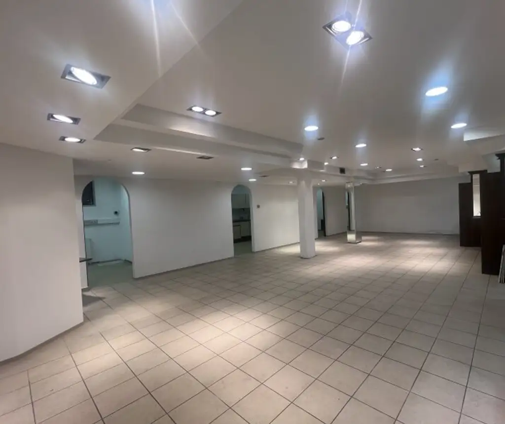 JENBACH - Perfekte Gelegenheit für Ihren Business-Traum: Großzügig eingeteilte Handels bzw. Büro/Praxisfläche im Ortskern von Jenbach