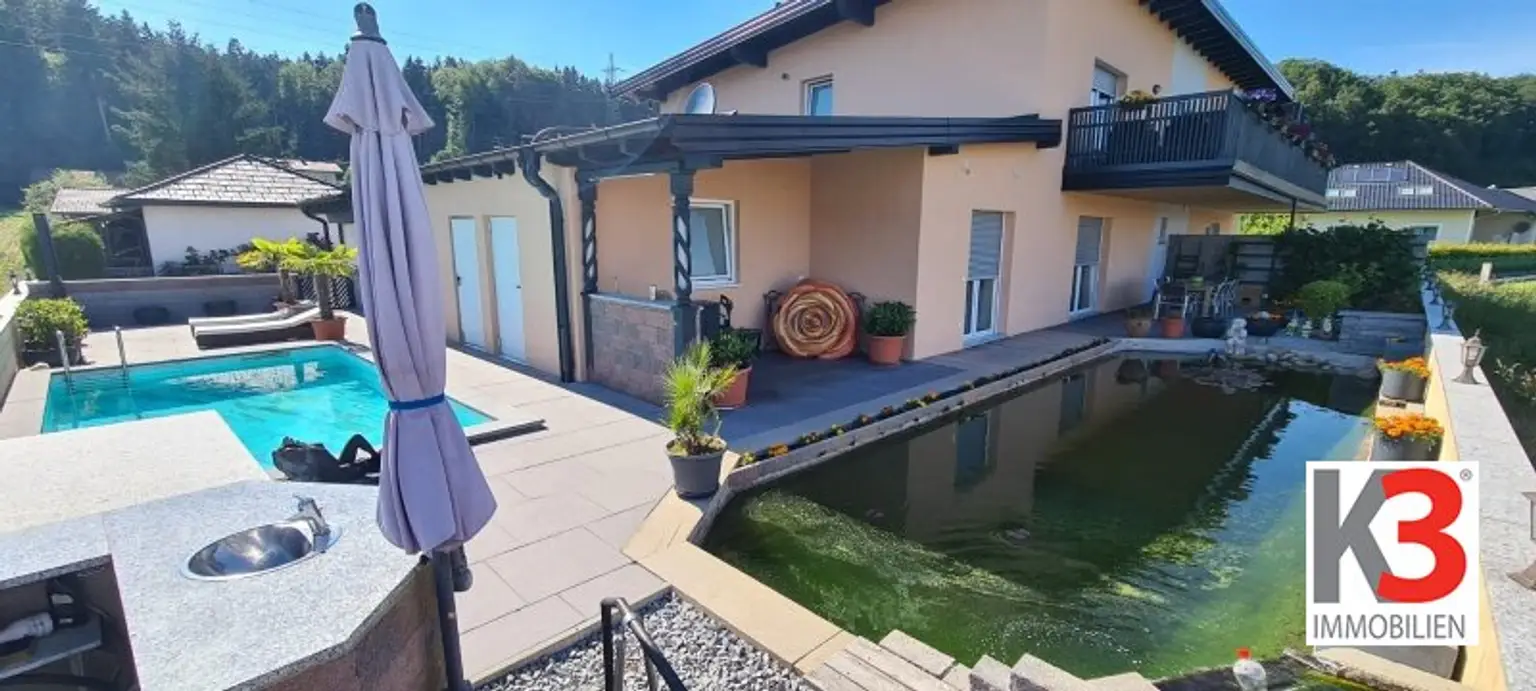 K3 präsentiert Wohnung mit Pool, Teich, Einliegerwohnung und Doppelcarport in absoluter Ruhelage