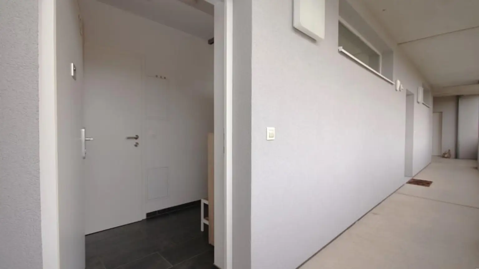 Bezugsfertige vollmöblierte 2-Zimmer-Wohnung mit Balkon