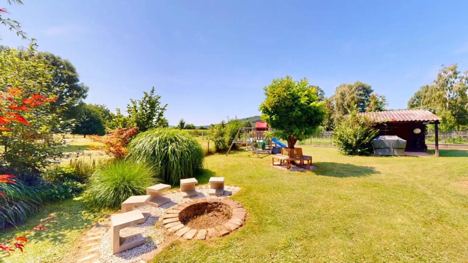 Entzückendes Einfamilienhaus mit großem Garten | 4 Zimmer | Terrasse und Balkon | Kamin