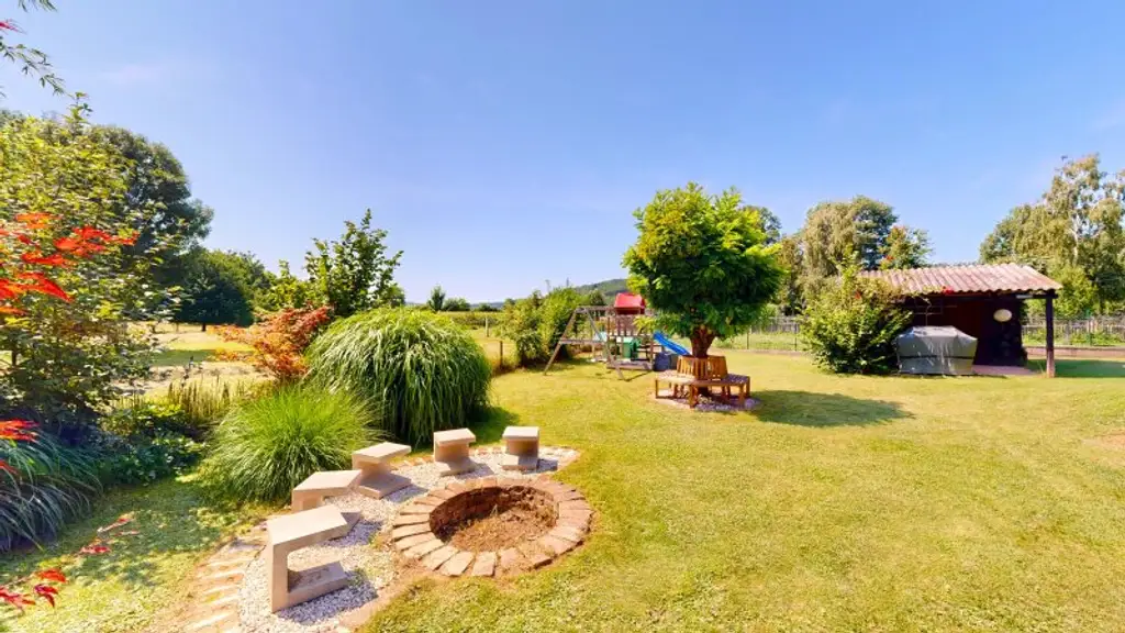 Entzückendes Einfamilienhaus mit großem Garten | 4 Zimmer | Terrasse und Balkon | Kamin