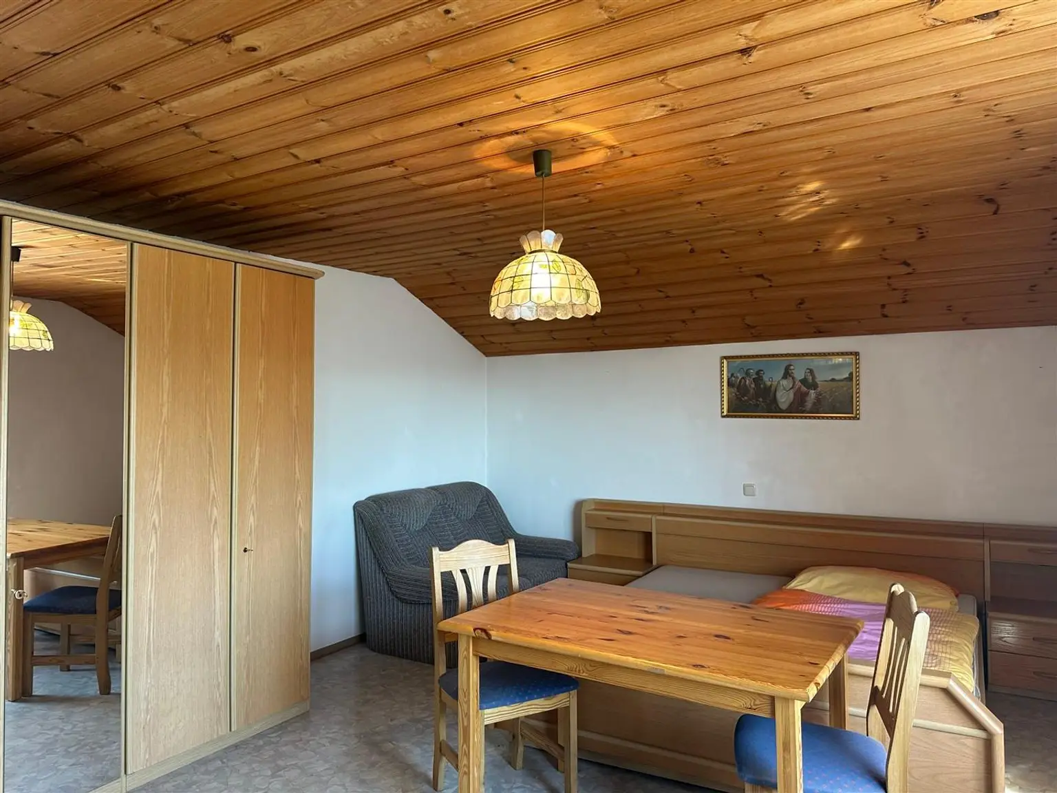 Einfamilienhaus mit Nebengebäude in ruhiger Lage