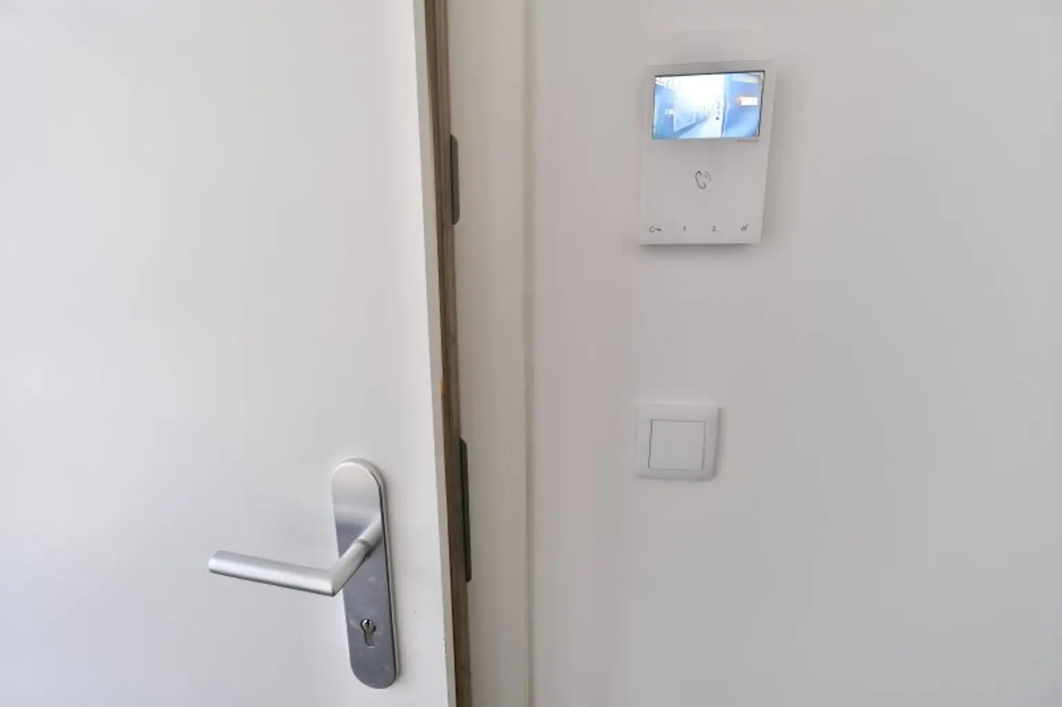 SIEBENBRUNNENPLATZ: Wohnküche + 2 Zimmer + 32 m² Terrasse (neben neuer U2-Station Reinprechtsdorfer Straße)