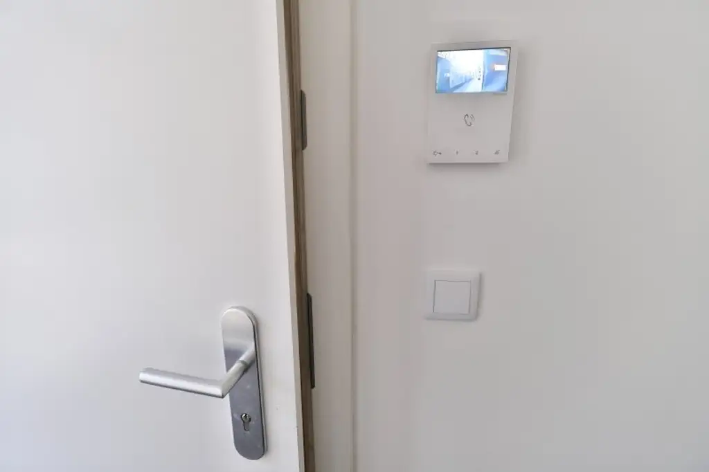 SIEBENBRUNNENPLATZ: Wohnküche + 2 Zimmer + 32 m² Terrasse (neben neuer U2-Station Reinprechtsdorfer Straße)