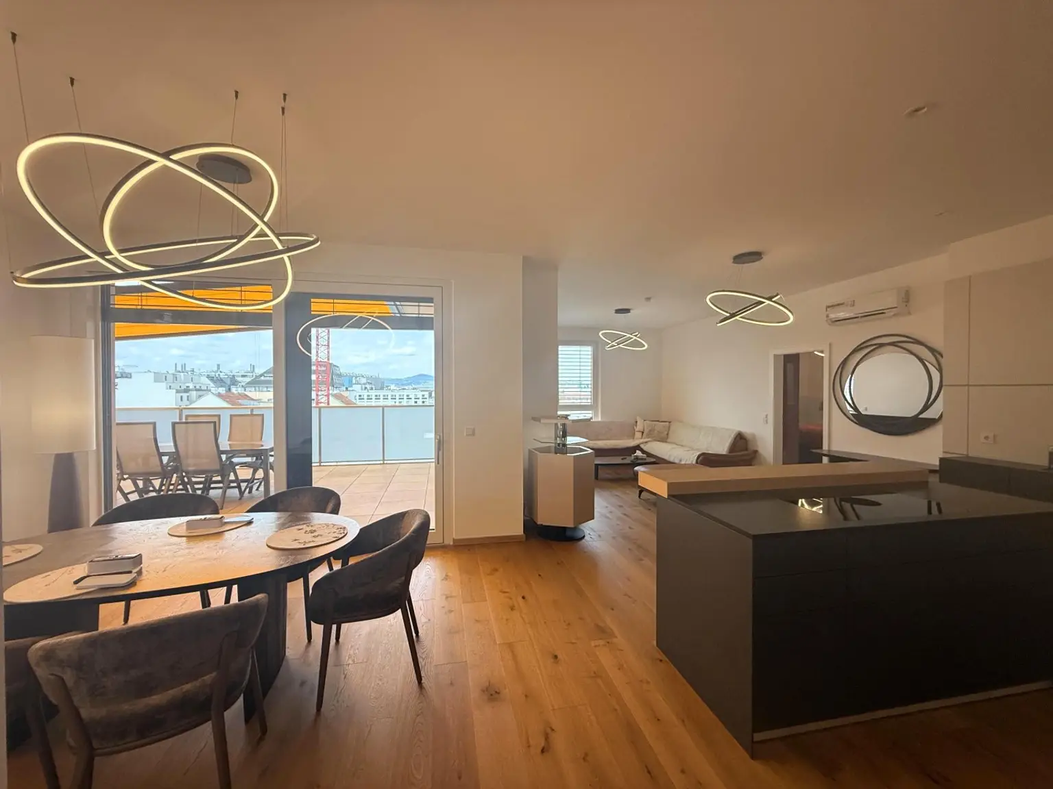 Luxus Penthouse mit Outdoor-Jacuzzi wird komplett möbliert vermietet // Luxury penthouse with outdoor Jacuzzi available for rent, fully furnished //