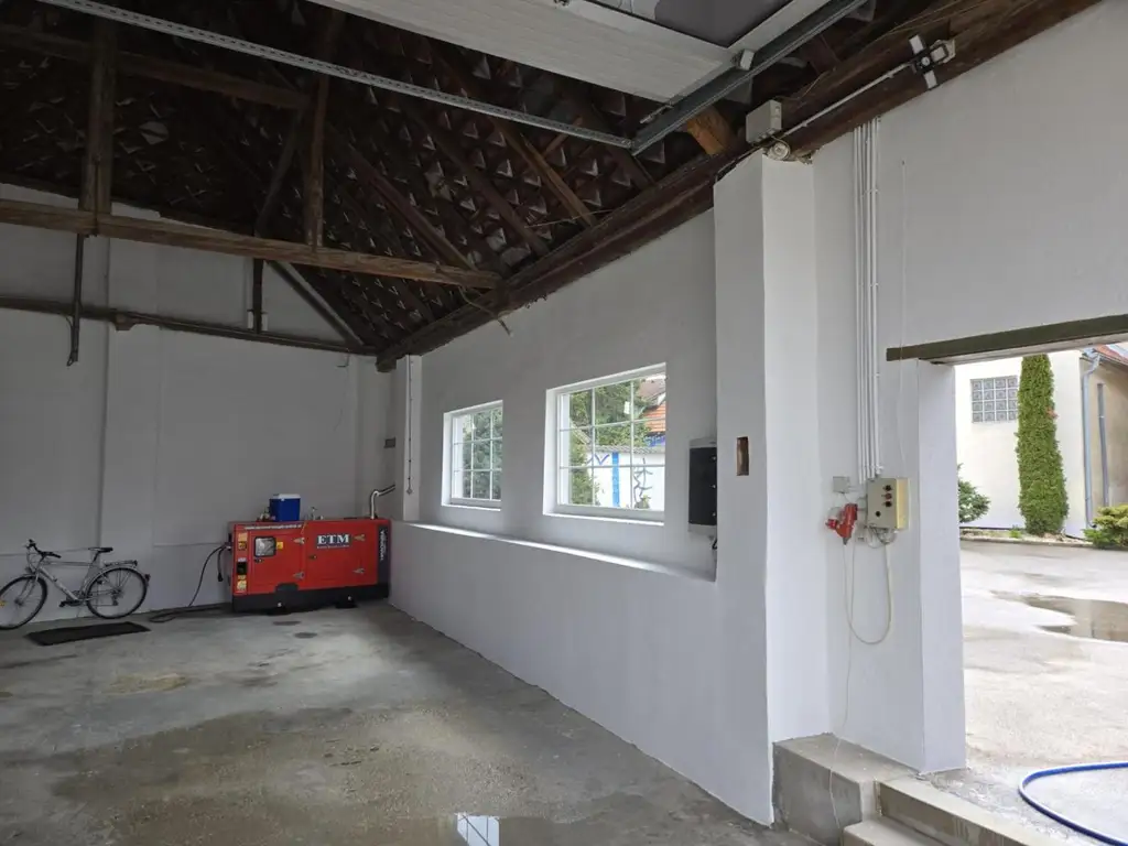 "Wohnhaus und Hallen"