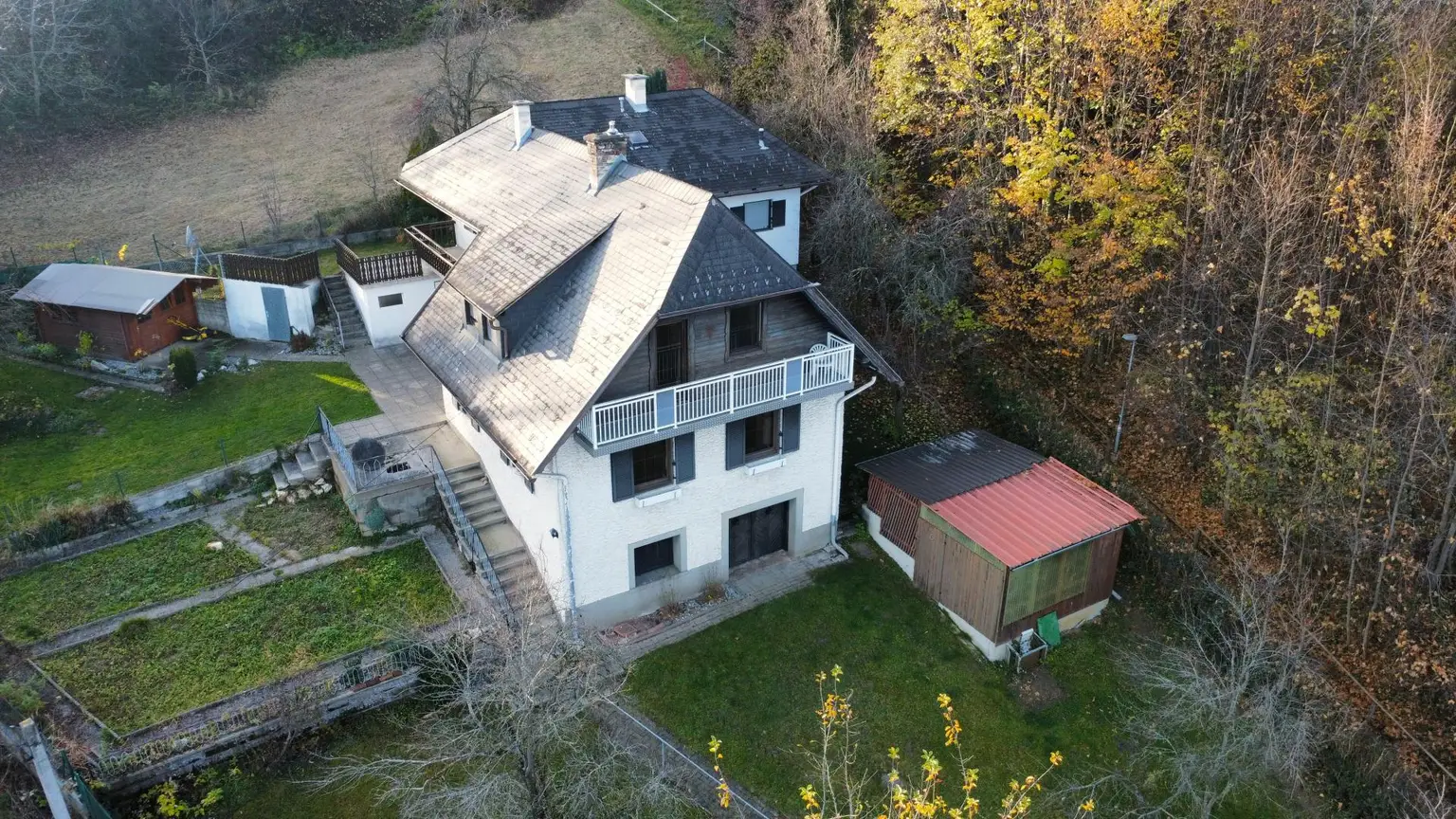 Haus mit zwei Wohneinheiten und Gartenidylle