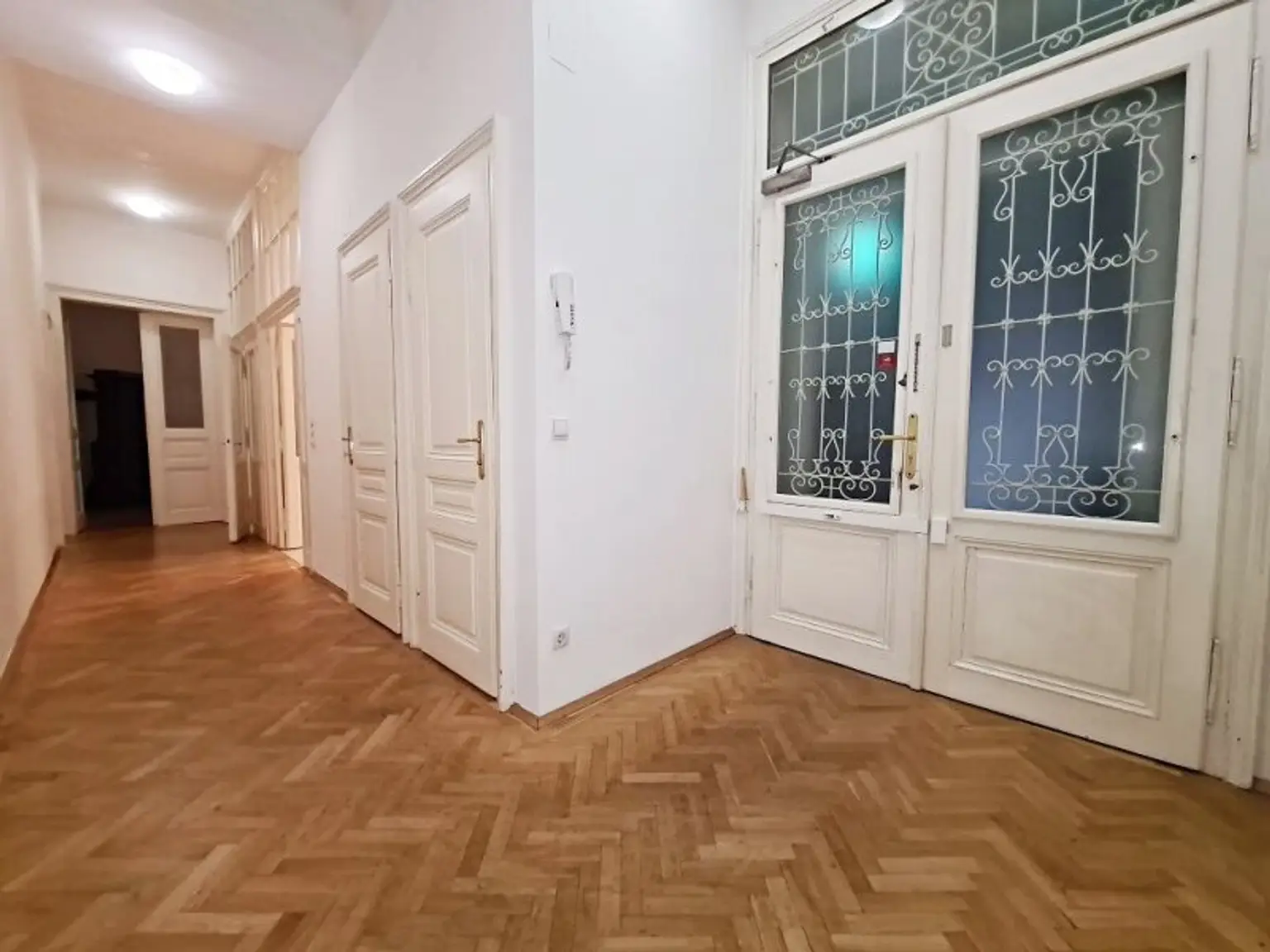 AM GRABEN-NÄHE, 95 m2 Altbau mit Balkon, 2 Zimmer, Komplettküche, Wannenbad, Parketten, 4. Liftstock, Flügeltüren, Spiegelgasse