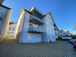 Hausansicht mit 2 PKW Stellplätzen