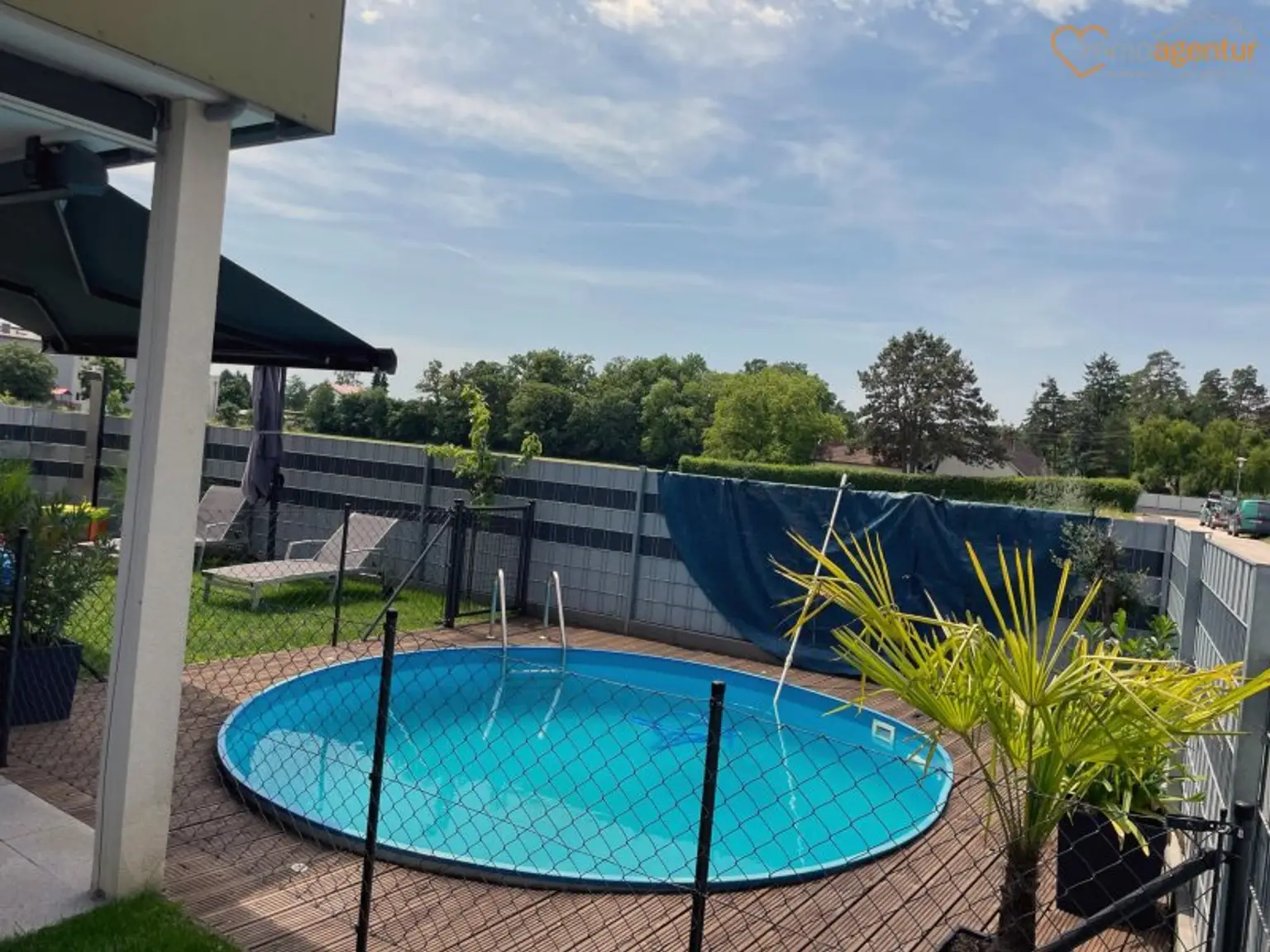 Family-Feeling trifft Wohnkomfort!  Neuwertig, modern, familienfreundliche Gartenwohnung mit Pool zum Verlieben!