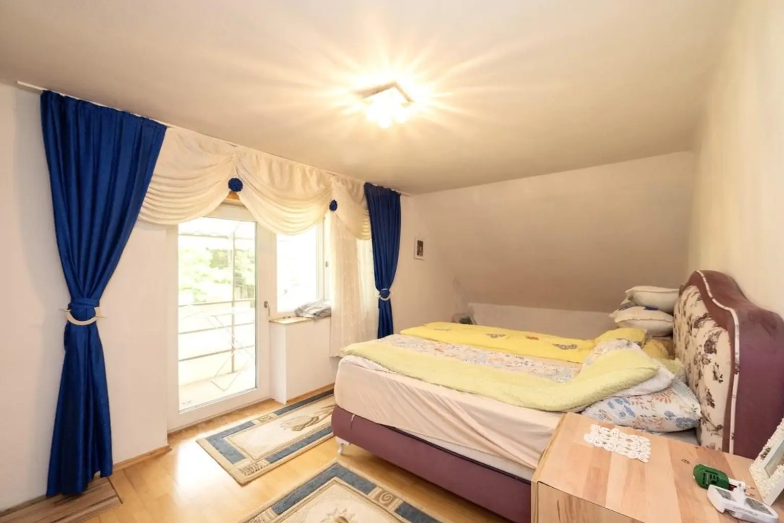 Zimmer 4 mit Ausgang zum Balkon (DG)