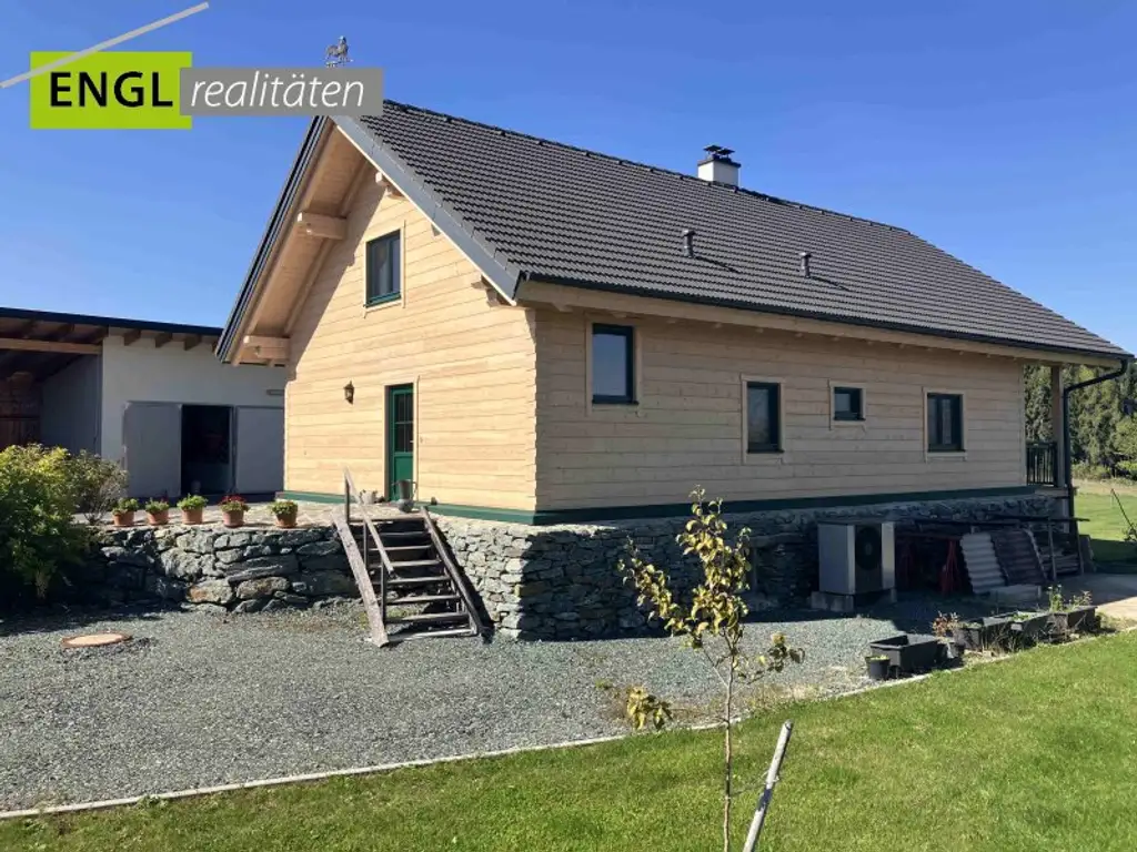 Skandinavisches Blockhaus mit Galerie, Kamin und großem Grundstück mit Fernblick