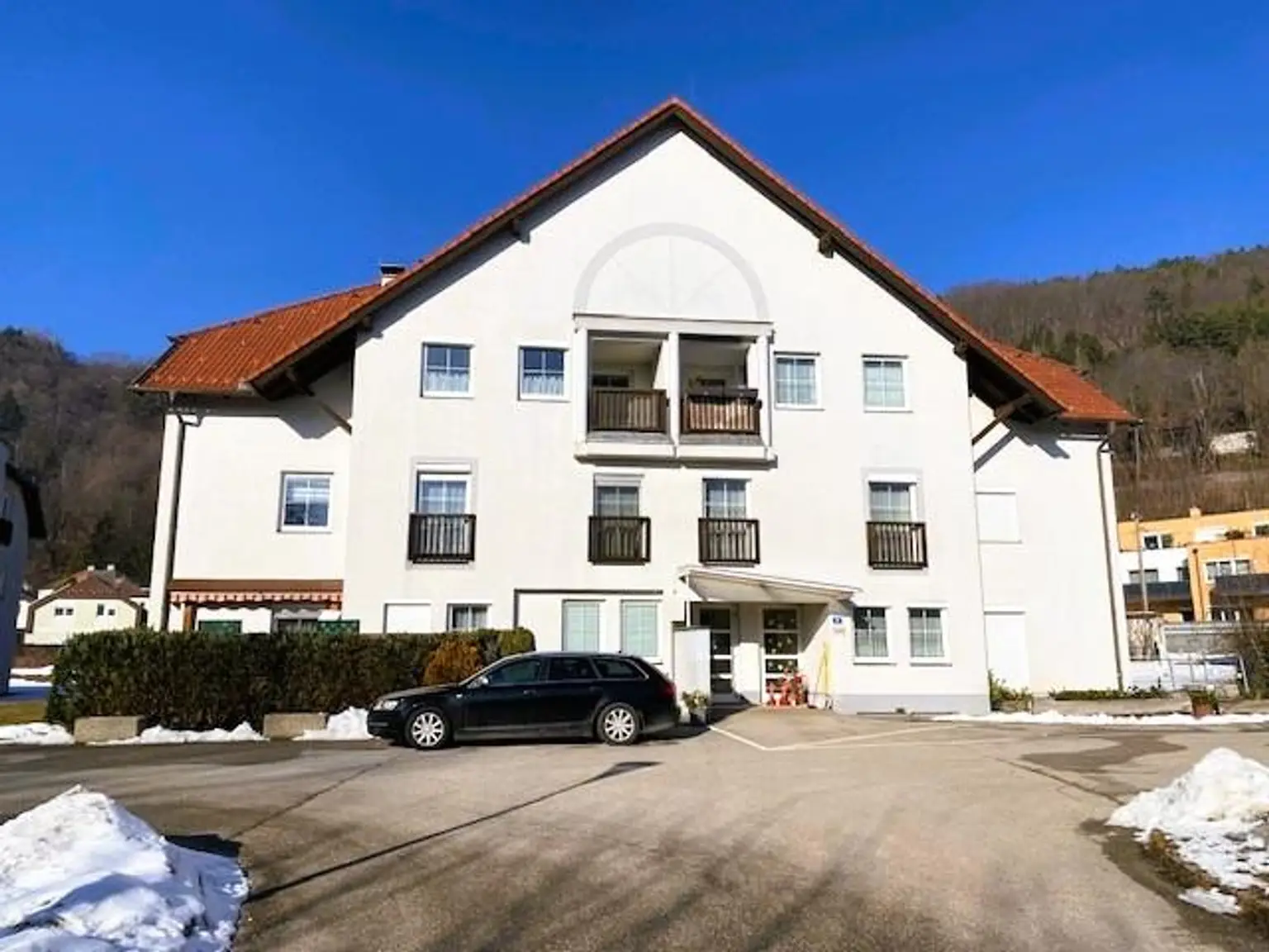 Hausfront, Zufahrt Parkplätze