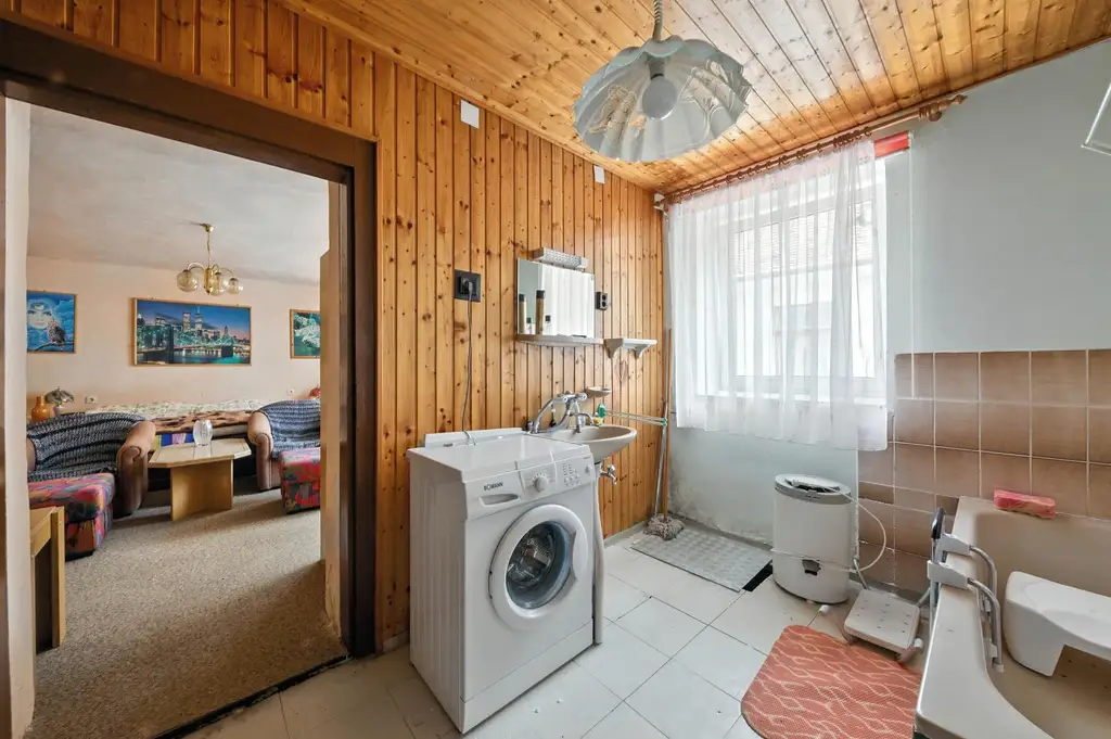Renovierungsbedürftige Liegenschaft mit zwei Wohneinheiten, Nebengebäuden & Garage!