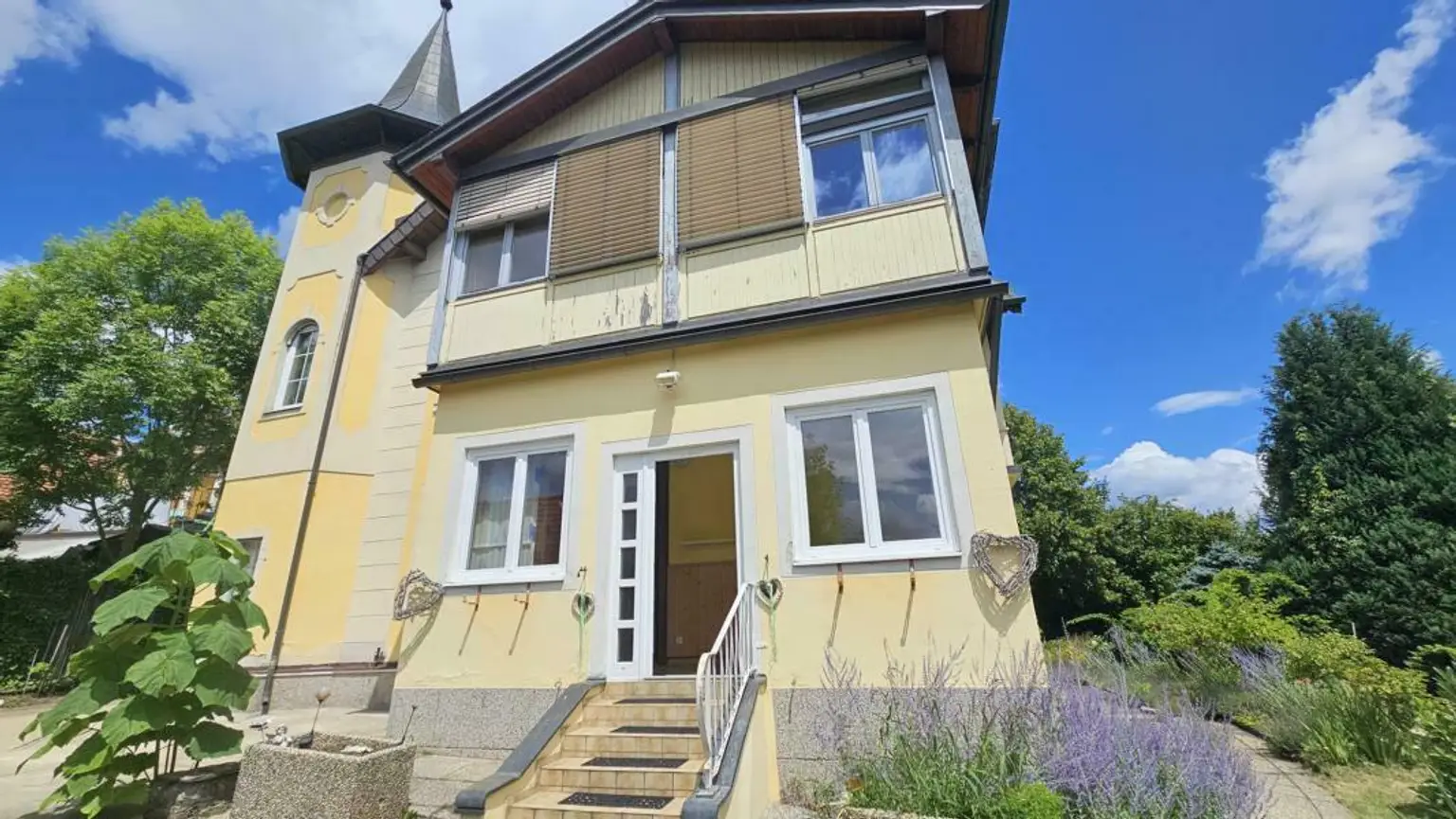 **Villa mit Türmchen in bester Lage  ** 2 Wohneinheiten ** parkähnlicher Garten **2 Parzellen **