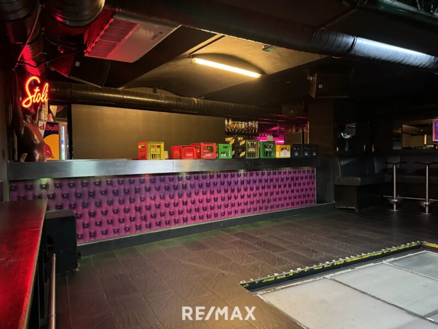 Tanzfläche mit Blick auf Bar