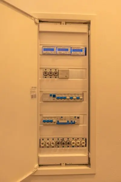 1A Gewerbebetrieb mit Halle und Büroräumen: Erstbezug mit Top-Ausstattung!