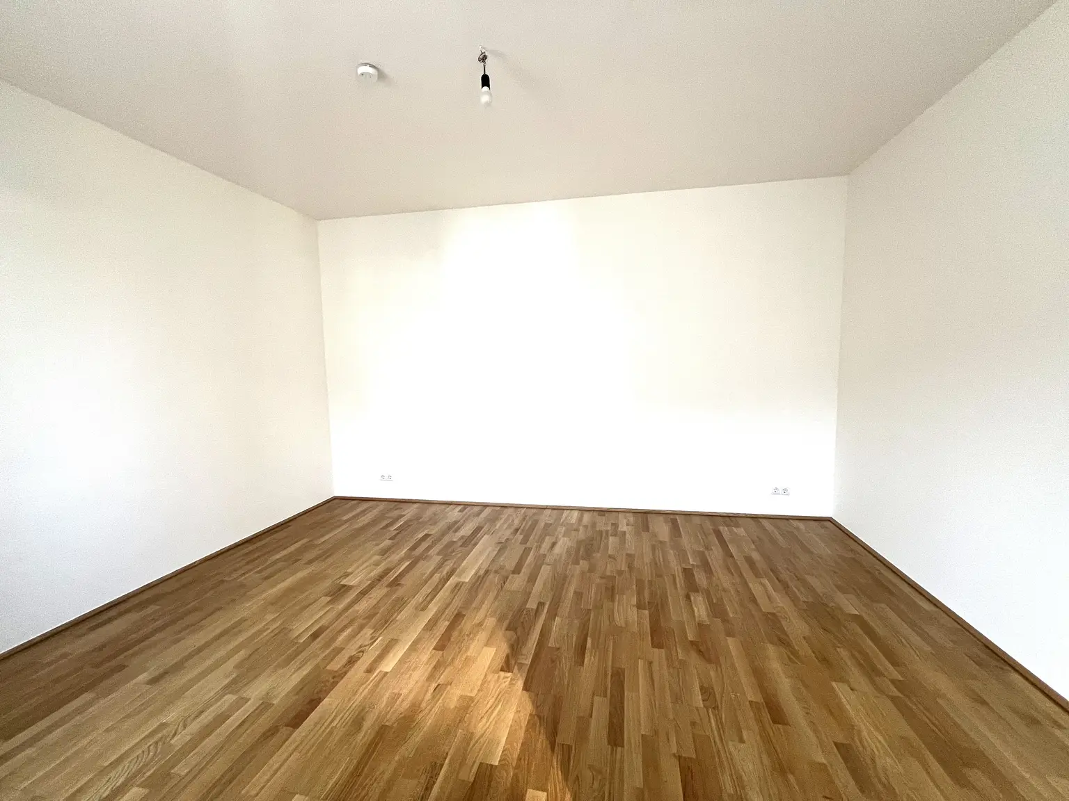 TOP LAGE: Moderne, ruhige und klimatisierte Dachgeschoss-Wohnung mit Terrasse / TOP LOCATION: Modern, quiet and air-conditioned apartment with terrace