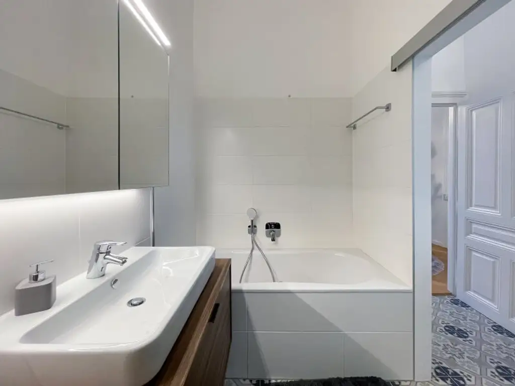 Exklusive Altbau-Residenz mit modernster Technik – hofseitige 2-Zimmerwohnung mit Balkon beim Naschmarkt