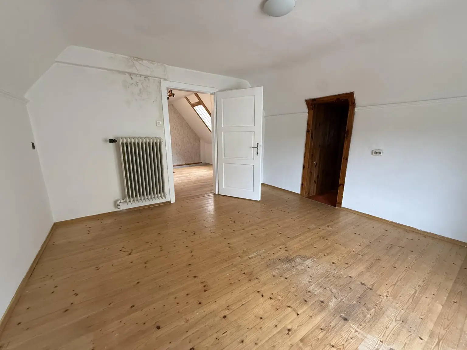 Bürgerliches Einfamilienhaus mit viel Platz, liebenswerten Garten und tollem Ausblick!