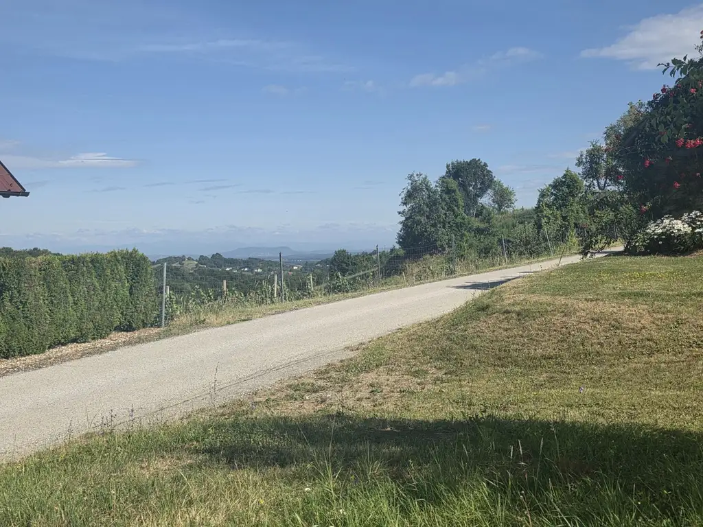 Baugrund + Freiland (Weingarten) in Aussichtslage!
