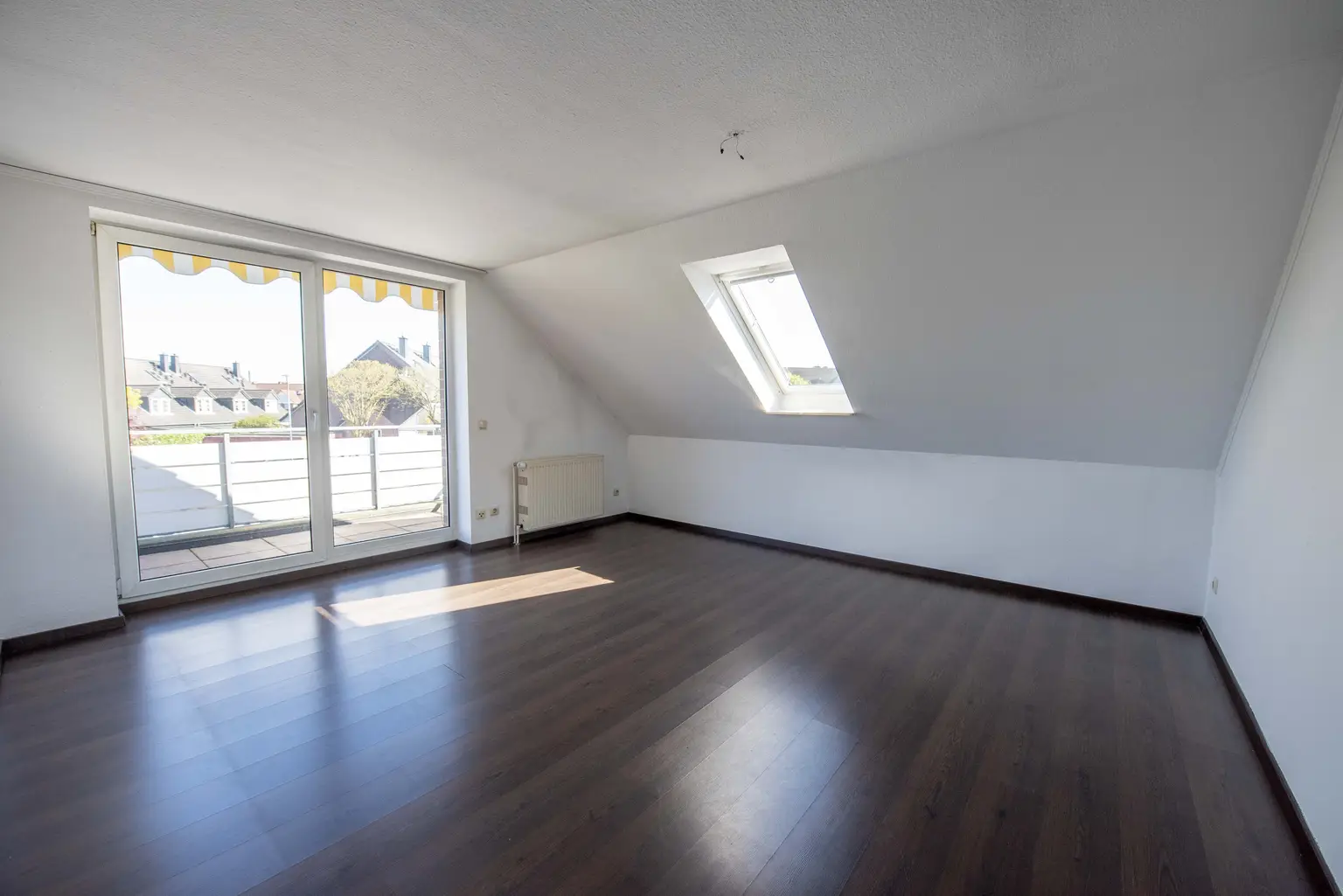 Wohnzimmer mit Balkon