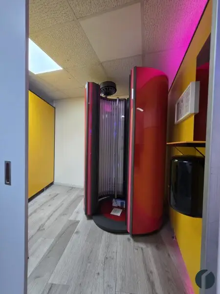 Modernes Kosmetikstudio mit hochwertigen Sonnenliegen – sofort startklar!