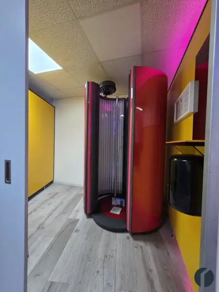 Modernes Kosmetikstudio mit hochwertigen Sonnenliegen – sofort startklar!