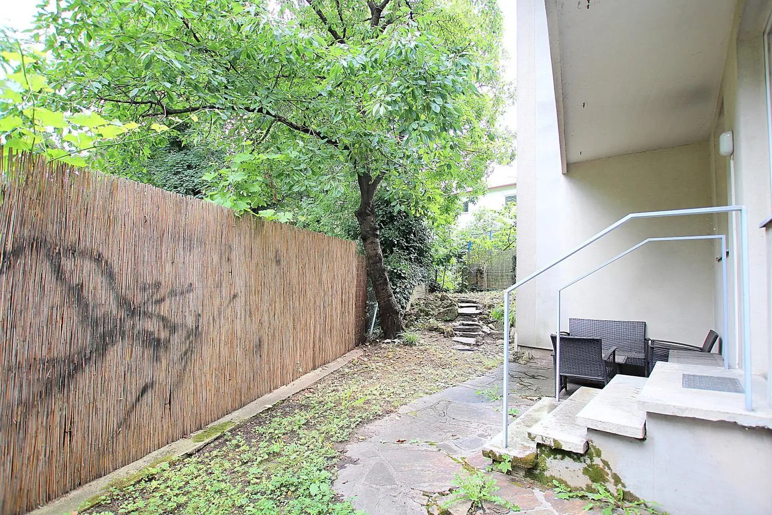 Wohnung mit Eigengarten in Grünruhelage beim Lainzer Tiergarten. Mietpreis inklusive Heizkosten und Warmwasser!