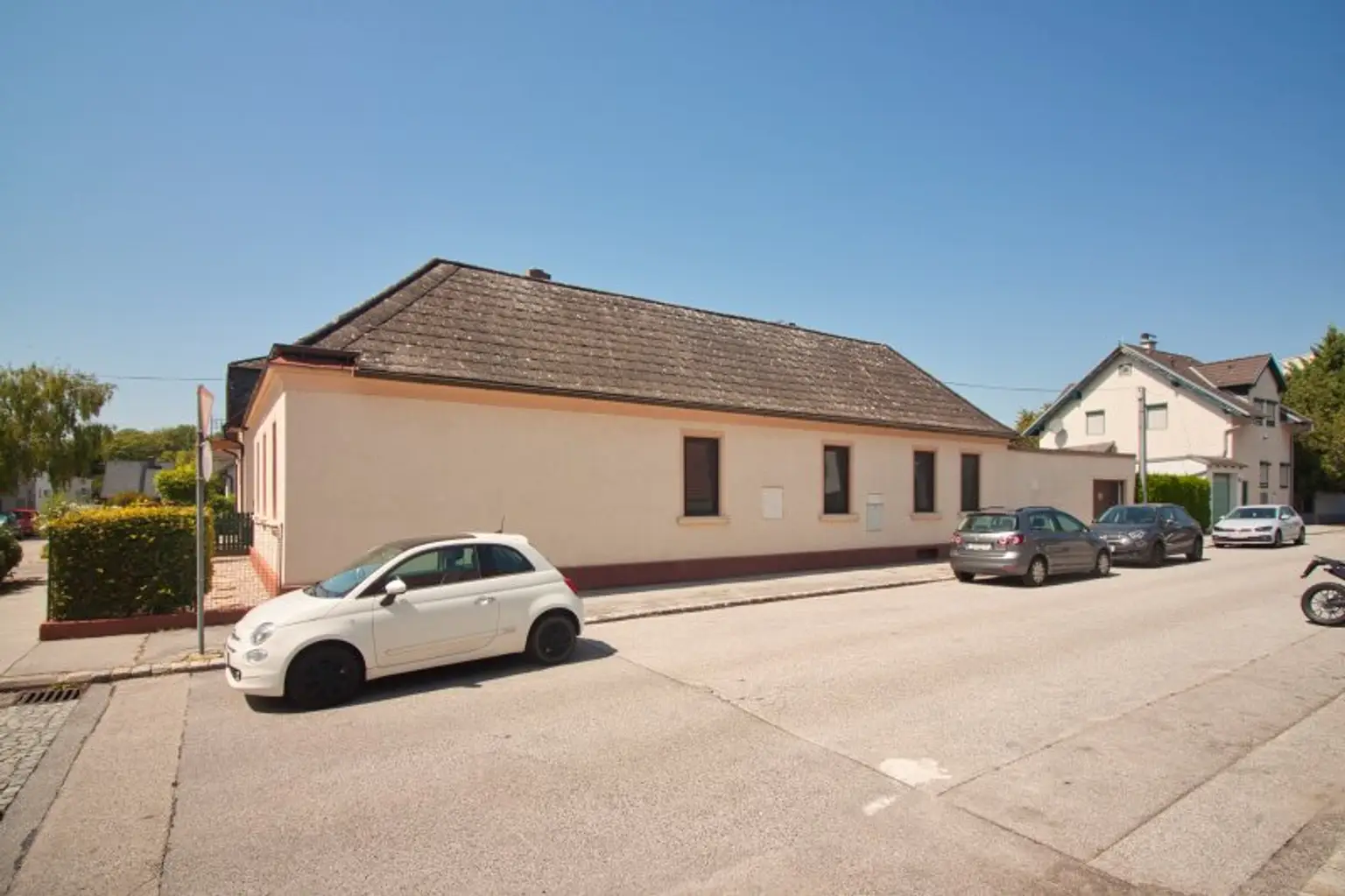 Gepflegtes, charmantes Haus im schönen Fischamend | ca. 122 m² Wohnfläche auf einer Ebene | 5 Zimmer | Garten & Garage