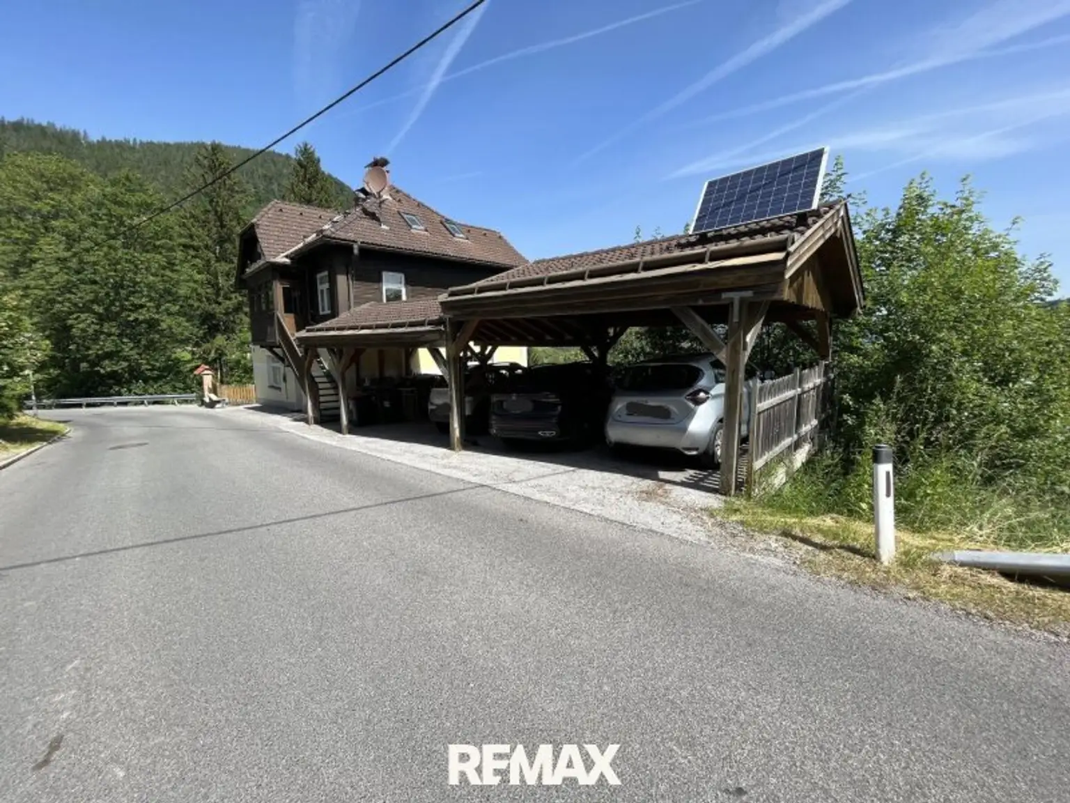 Aussenansicht mit Carports