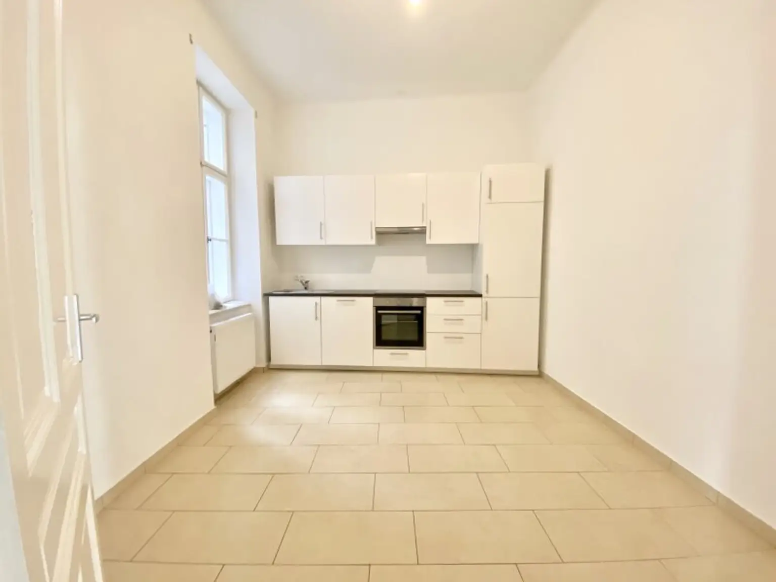 große Küche mit Platz für Esstisch