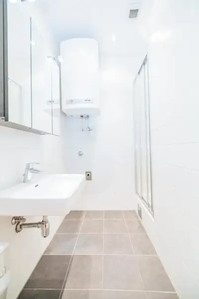 FREI AB SOFORT I ZENTRUMSNAH – JAKOMINIPLATZ UM DIE ECKE I LICHTDURCHFLUTET I KOMFORTABLE DUSCHE I STILVOLLE KÜCHE I HAUSTIERE WILLKOMMEN I TOP-ADRESSE I PROJEKT WOHNEN