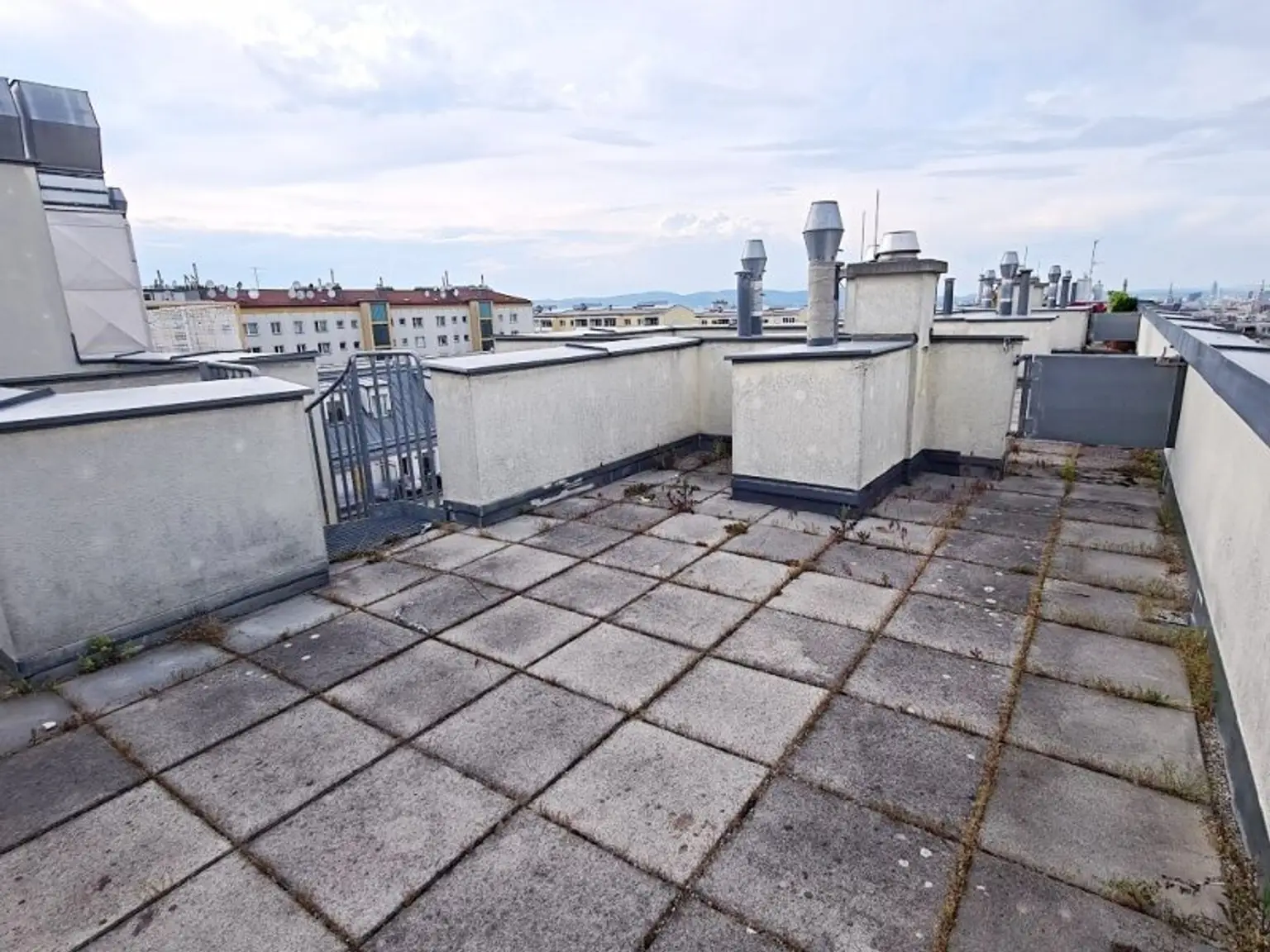 TERRASSENHIT, 61 m2 Dachgeschoß mit 48 m2 Terrasse, Wohnküche, 1 Zimmer, Wannenbad, Parketten, Fernblick, Holbeingasse
