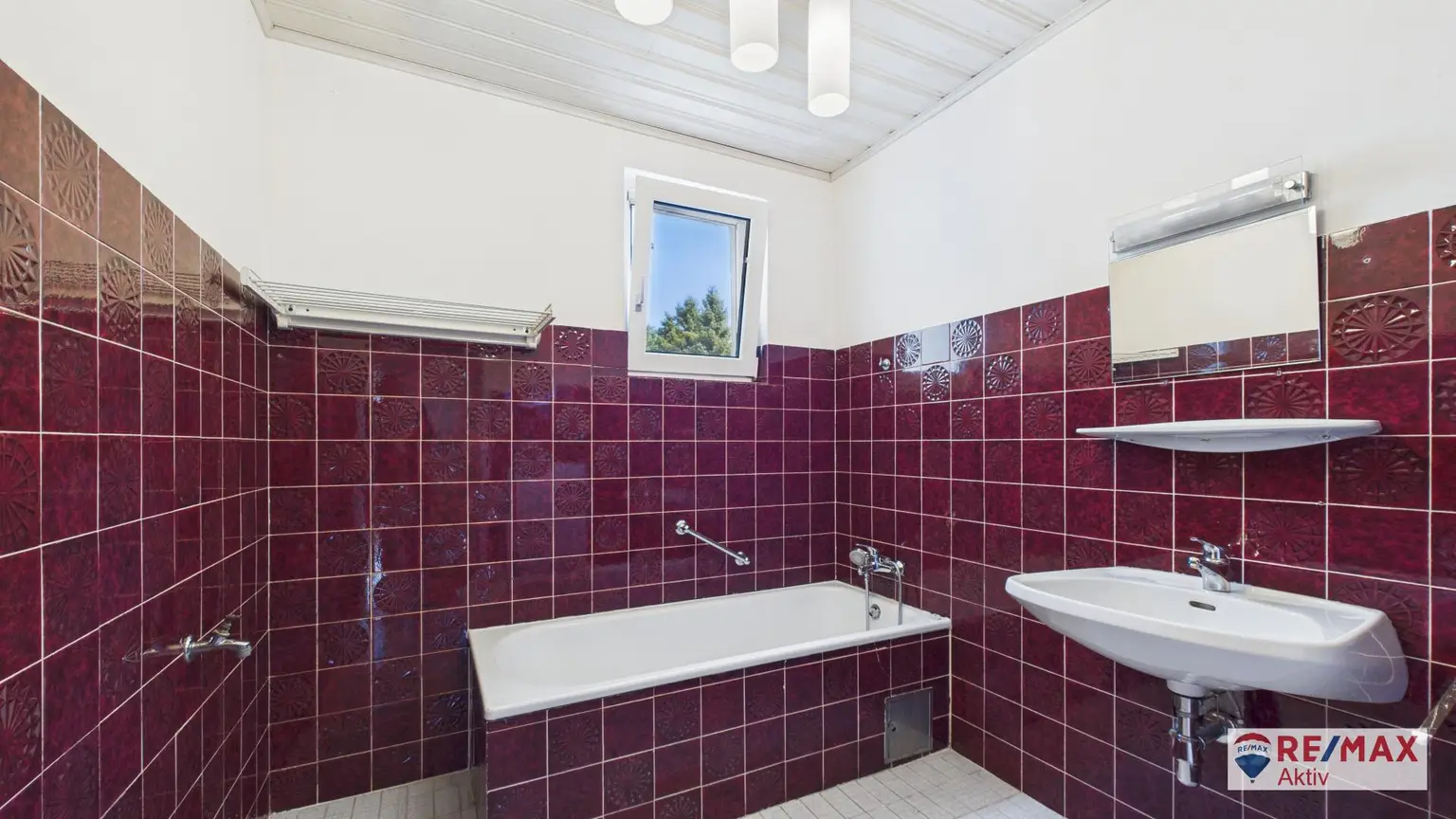 Großzügiges Ein- bzw. Zweifamilienhaus mit großem Garten und Garage