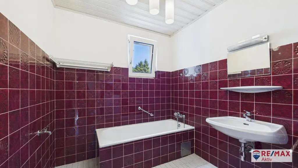 Großzügiges Ein- bzw. Zweifamilienhaus mit großem Garten und Garage