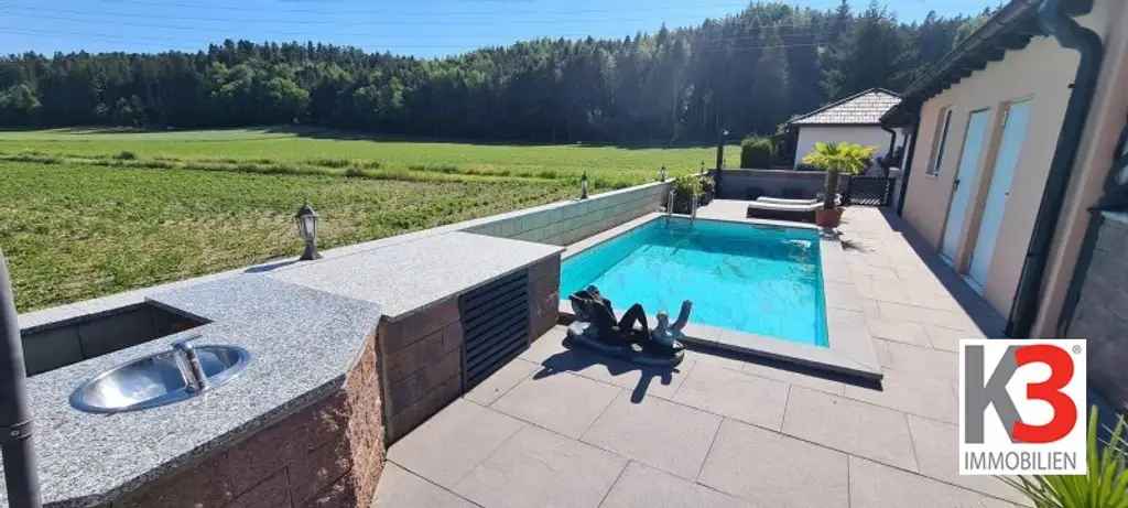K3 präsentiert Wohnung mit Pool, Teich, Einliegerwohnung und Doppelcarport in absoluter Ruhelage