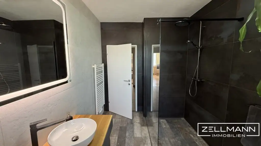 Repräsentatives Wohnen mit Stil und Substanz – großzügige Eigentumswohnung mit Balkon & Loggia | ZELLMANN IMMOBILIEN