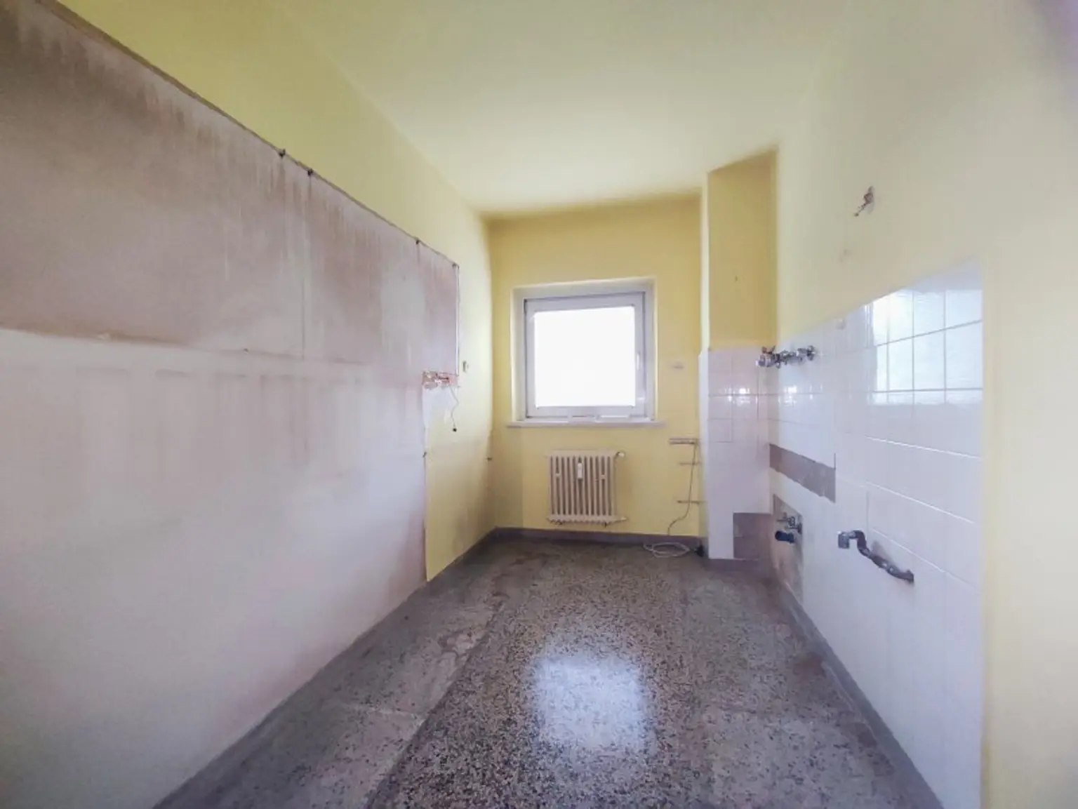 WILLKOMMEN IN UNTERSIEVERING! 3-Raum Wohnung mit Balkon und allerhand Potenzial!