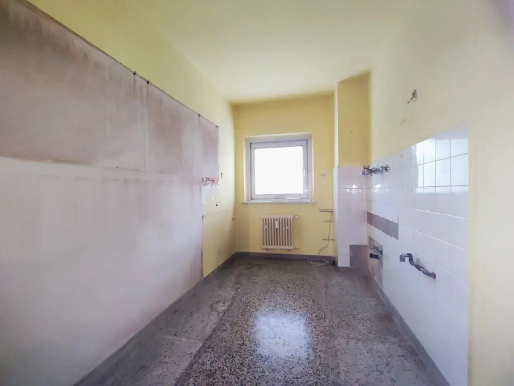 WILLKOMMEN IN UNTERSIEVERING! 3-Raum Wohnung mit Balkon und allerhand Potenzial!