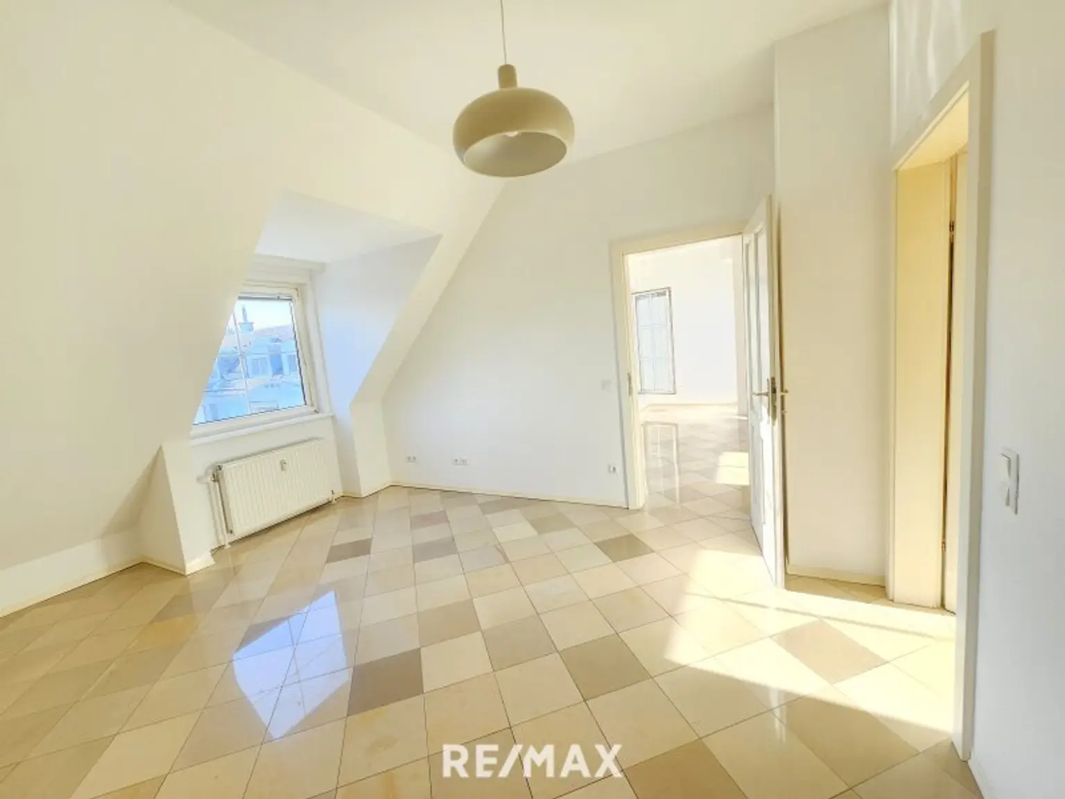 Schlafzimmer vom Wohnzimmer begehbar