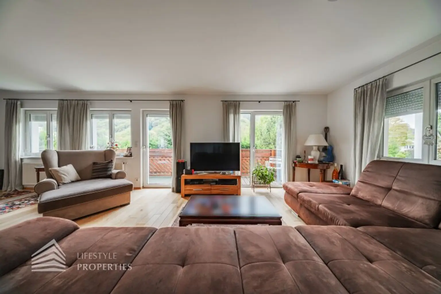 Luxuriöse Villa im Wienerwald – Beheizter Salzwasserpool, Gartenparadies & Premium-Parkmöglichkeiten